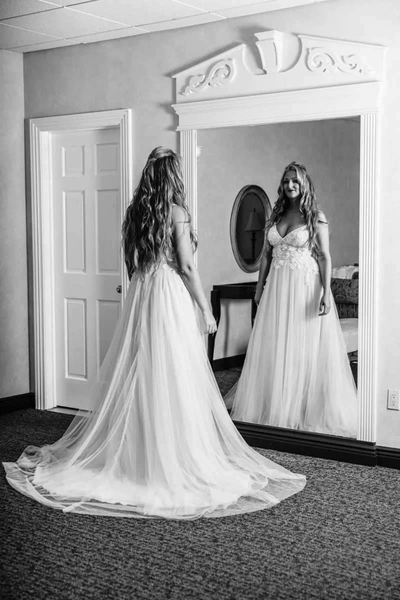 Bride looking herselft in the mirror